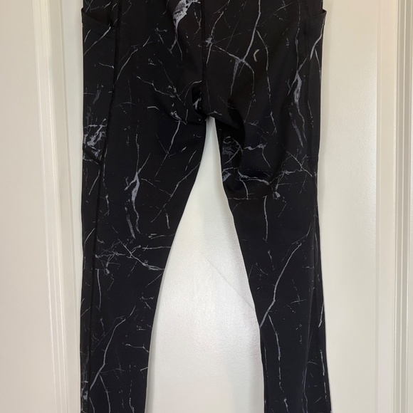 KIAVA Women’s Leggings Size Medium Pockets Black and White Marble Activewear - Picture 5 of 7